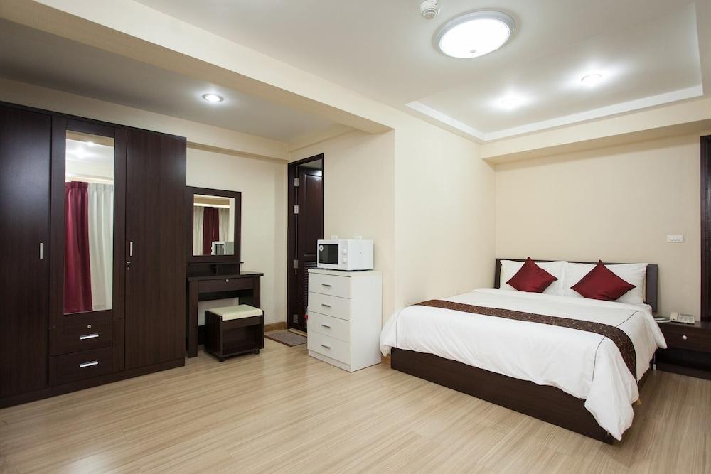 Alisha Court Hotel & Residence Банкок Екстериор снимка