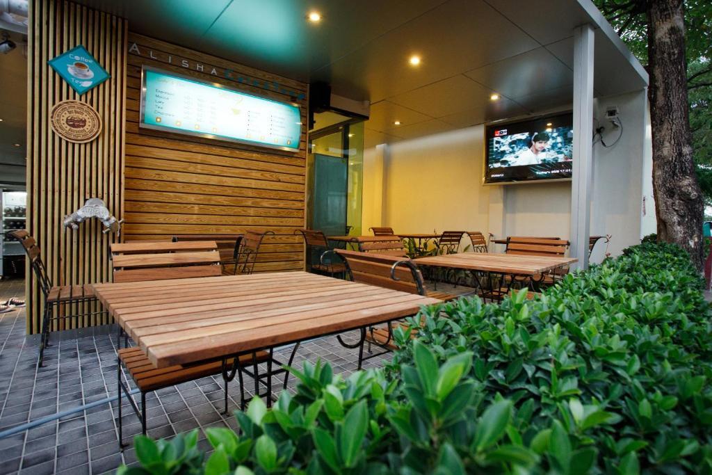 Alisha Court Hotel & Residence Банкок Екстериор снимка