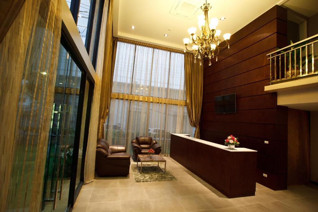 Alisha Court Hotel & Residence Банкок Екстериор снимка