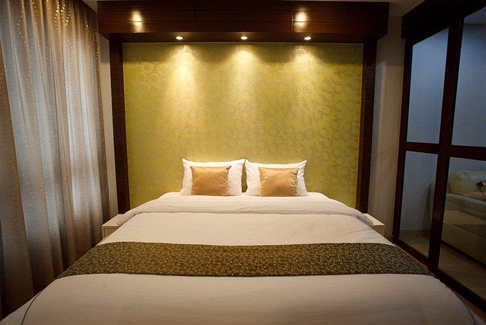 Alisha Court Hotel & Residence Банкок Екстериор снимка