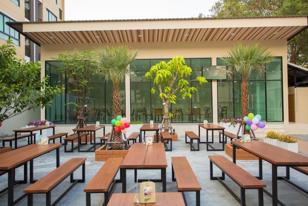 Alisha Court Hotel & Residence Банкок Екстериор снимка