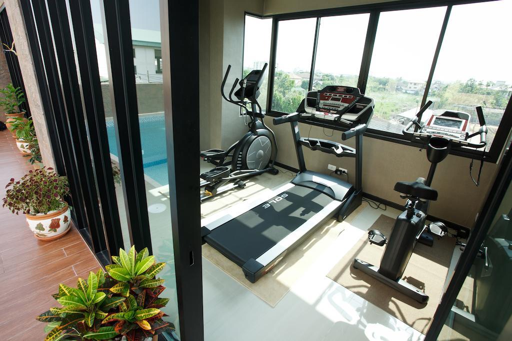 Alisha Court Hotel & Residence Банкок Екстериор снимка